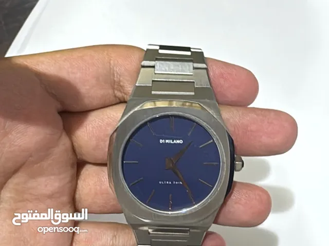 ساعة d1 فضيه و من الداخل زرقاء