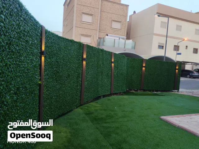 اضاءة خارجيه مع بديل الخشب مع العشب الصناعي