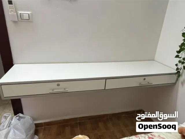 مكتب معلق خشب لامانيت لون ابيض وسكني  بجارورين