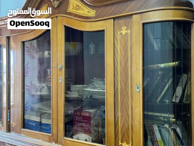 خزانة ديكور انتيكا وزنها ثقيل مصنوعة من الخشب الزّان الاصلي بحالة جيّدة والسعر قابل للتفاوض