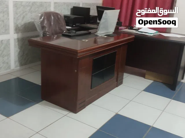 اعلان عن بيع مكاتب وكراسي مستخدمة بحالة ممتازة جدا