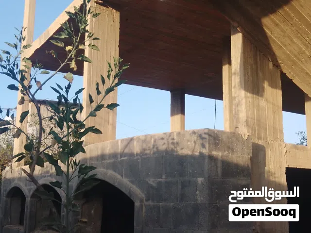 الفيلا مبنية على ارض 15 لبنة  الواجهه 26 متر  الجهه جنوب شرق اصولها معمدة ومسجلة افضل موقع بالعاصمة