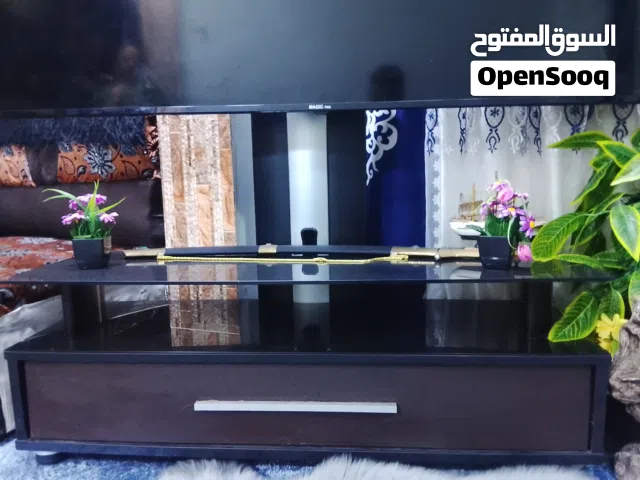 طاوله + حاملة شاشه متحركه يمين يسار لحجم 75 انش وأقل للبيع