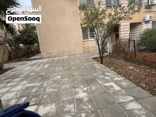 شقه ارضيه مع حديقه