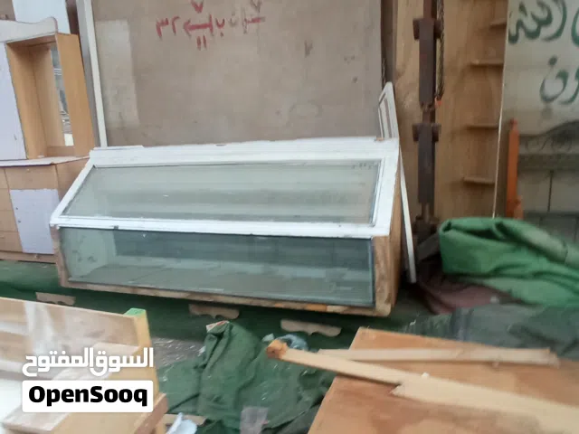 طاولة محل نظيف