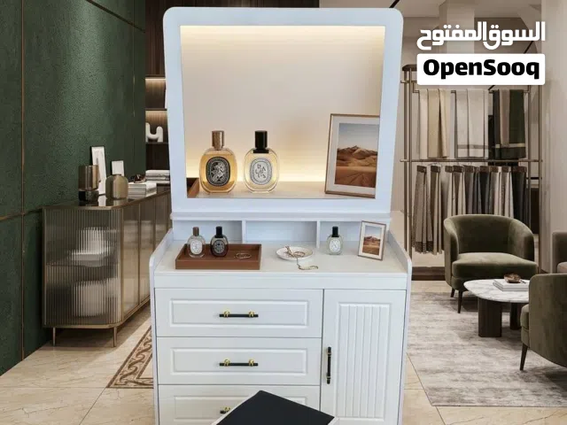 ميز مرايا باشكال والوان مختلفه