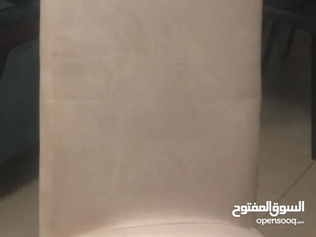 طاولة طعام جديدة و نظيفة تحتوي على 6 كراسي مدة الاستعمال ما يقارب الاسبوعين او ثلاثة