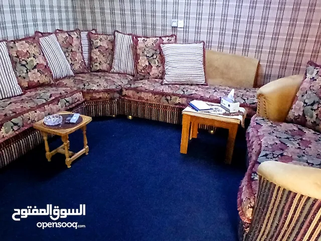 مجلس كبير بحالة جيدة ومكتبه فوف البيع