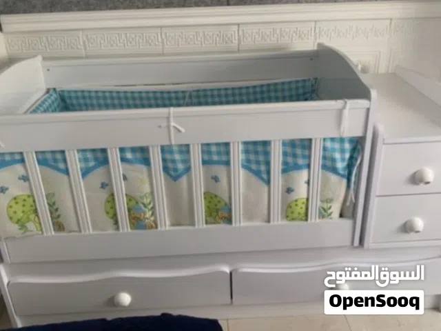 تخت بيبي هزاز خشب تقيل  يصبح تخت مفرد في حال تحويله