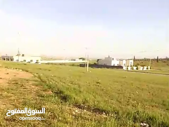 فرصه استثماريه ، ارض للبيع جلول المطار شارع مادبا الشرقي خلف فلل الاندلسيه منطقة فلل وبناء حديث