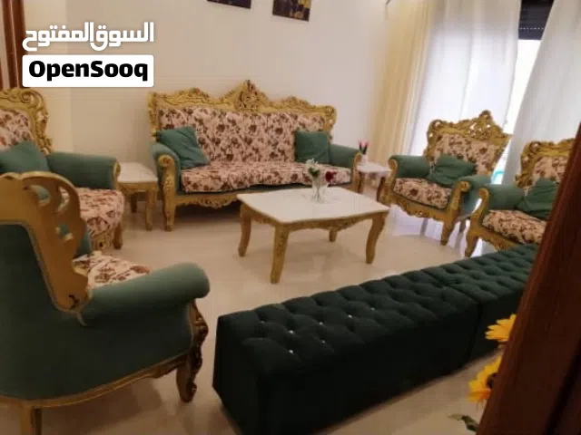 بسعر 500 دينار قابل للتفاوض طقم كنب خشب زان ثقيل مع الطربزات وطاولة الوسط بدون البفات
