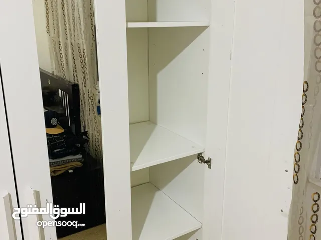 للبيع خزانة ملابس من ايكيا مستعملة