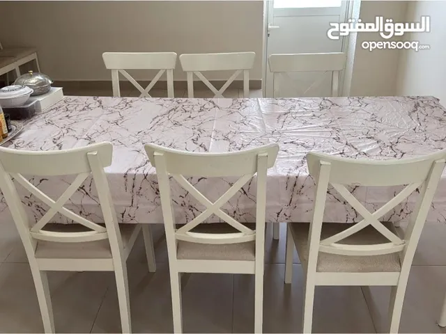 يوجد طاوله طعام نظيفه جدا استعمال بسيط مع 10 كراسي