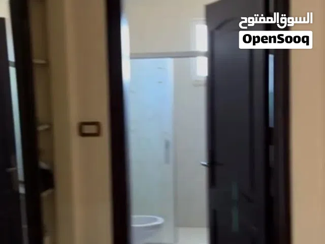 شقة طابق ثالث مع روف للبيع