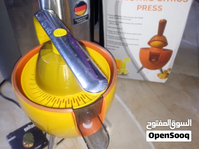 هذه الآلة هي عصارة حمضيات كهربائية أوتوماتيكية (Electric Citrus Press) وليست خلاطاً تقليدياً، حيث تع