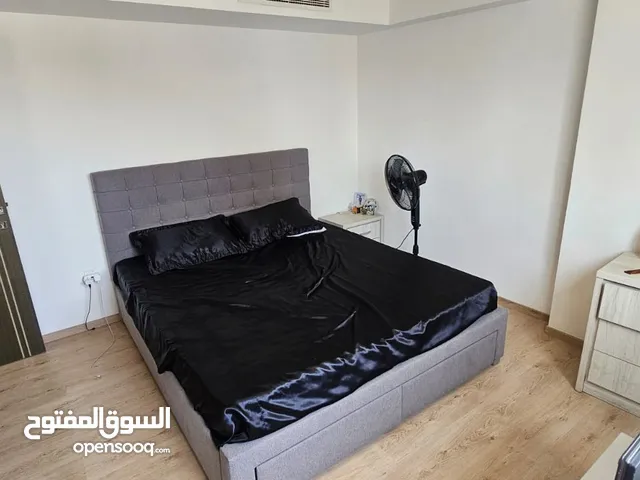 شقه غرفه وصاله وحمام ومطبخ مفتوح وبلكونه مفروشه بالكامل في الجفير في برج فخم متوافر الخدملت