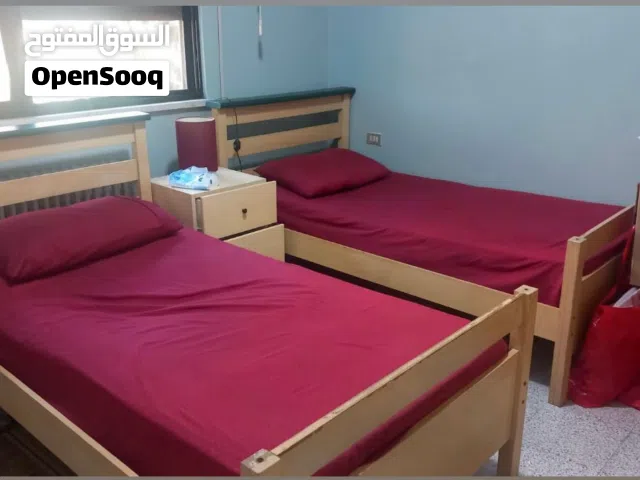 غرفة نوم مع مكتب للبيع