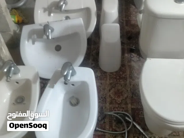 ثلاثة اطقم حمامات لون ابيض بحالة ممتازة