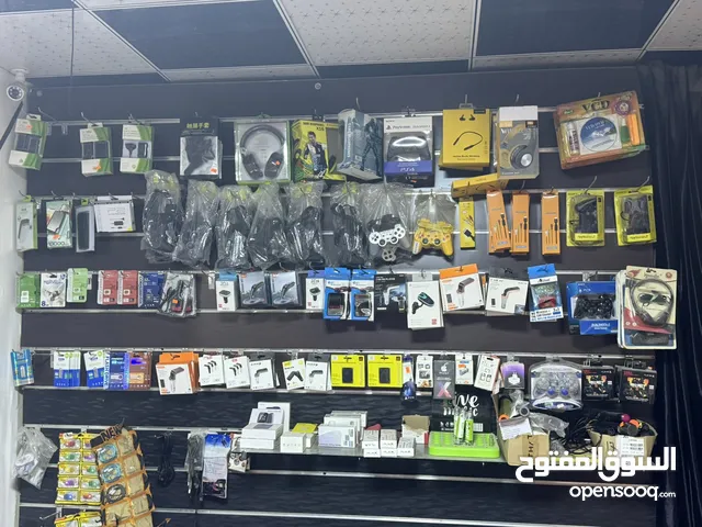 محل إلكترونات للبيع في سوق الخميس الخمس