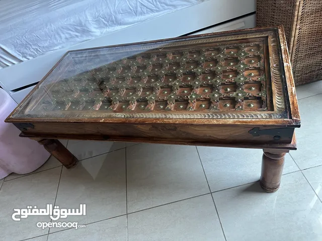 طاوله مصنوعه يدوى ومزخرفه بالنحاس الهندى موجوده فى عجمان كورنيش السعر 450درهم