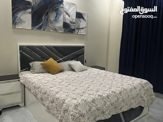 سرير مودرن مقاس 180*200 بحالة ممتازة بدون المترس السعر 60