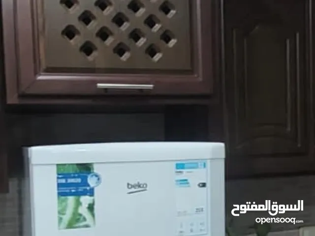 ثلاجه وسرير وماكنة خياطه للبيع