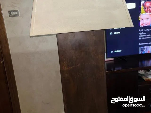 شو جانبي خشبي عدد 2 مع طاولة وسطيه خشب