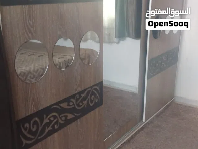 غرفة نوم مع طقم  كنبايات