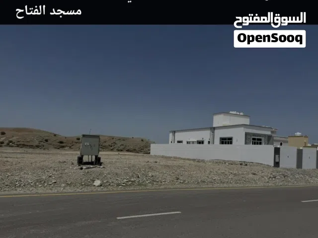 ارض سكنيه العامرات العلايه اول خط من القار وسط البيوت