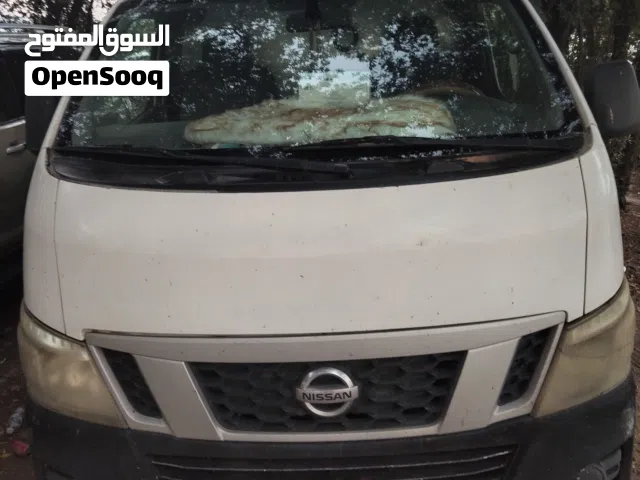 باص نيسان مقفل