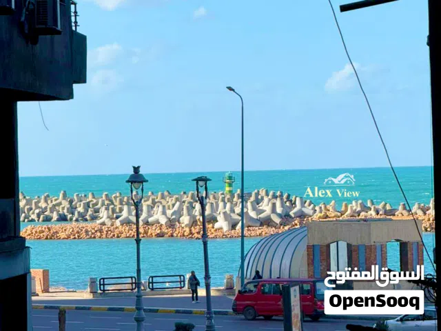 للبيع شقه مرخصه  125م علي البحر في السرايا بجوار فندق المحروسه