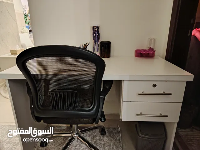 مكتب دراسي استعمال شهرين فقط مع كرسي