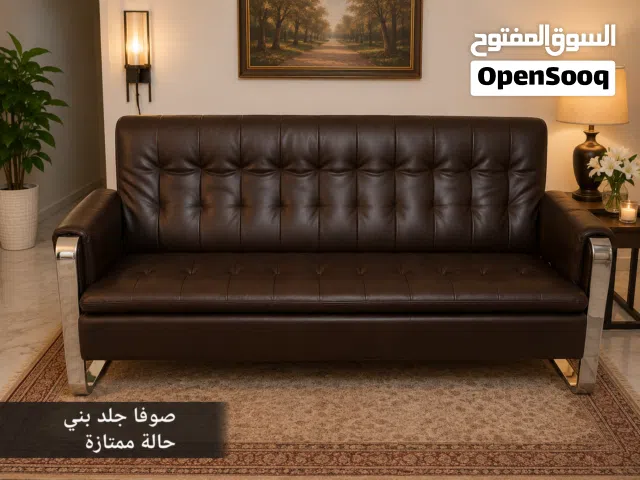 للبيع كنباية جلد بني فخمة بتصميم عصري وأنيق، مناسبة لغرف الجلوس، المكاتب، والاستراحات. تتميز بجودة ت