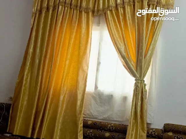 متوفر ستائر لون ذهبي عدد سبعة مع الجسور