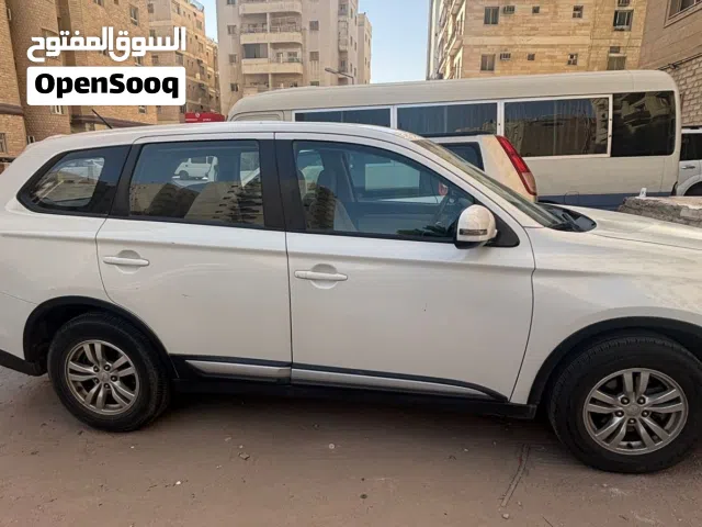 2016 ميتسوبيشي اوتلاندر Standard