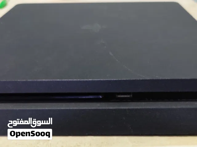 PS4 500 Gb للبيع، مع  أربعة أجهزة التحكم و الكثير من الألعاب.