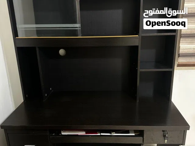 مكتب غرفة لون بني بحالة جيدة جداا مع جوارير صغيرة عميقة  ورفوف