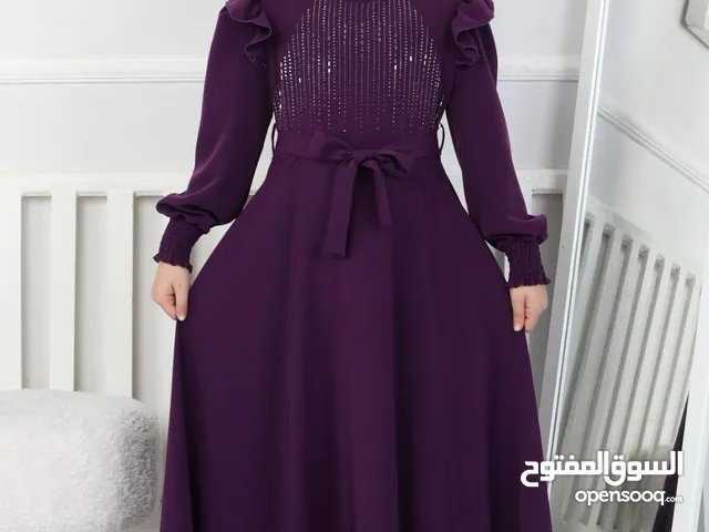 فستان وردي شيفون بنقوش في الأعلى وحزام