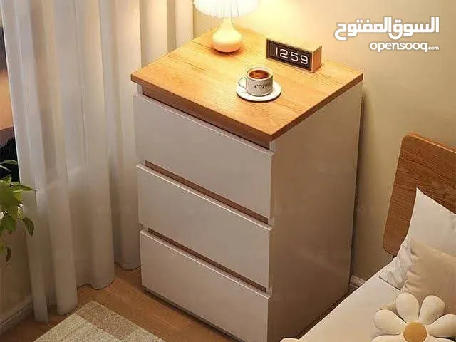 خزانة بيضاء جانبية  أنيقة بلمسة خشبية عصرية الأناقة والبساطة في تصميم واحد!