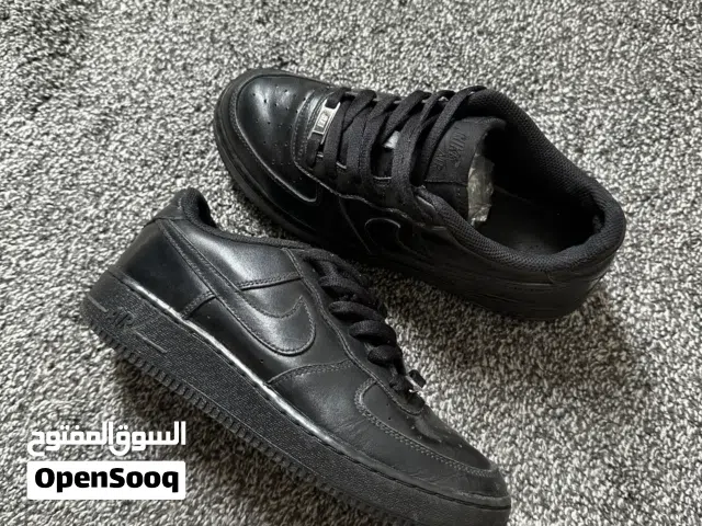 جوتي نايك اير فورس اسود اصلي نظيف جدا مقاس 39 قابل للتفاوض بحاله شبه جديده
