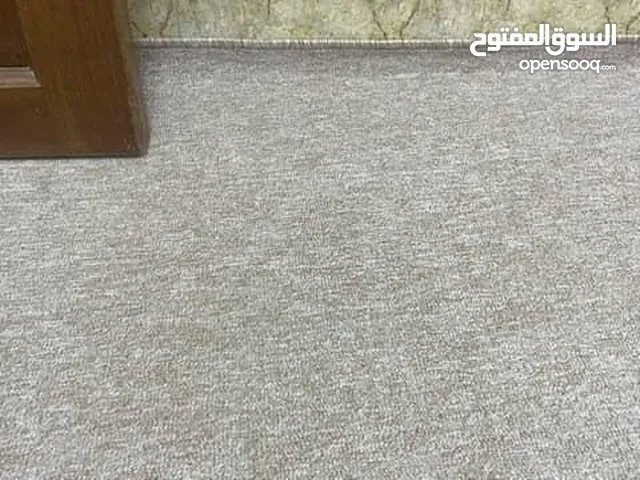 موكيت تركي جديد قطعه واحده لون بيج نسكافيه جميل ومميز غير مستخدم للبيع وسبب بيعه تغيير مكان السكن