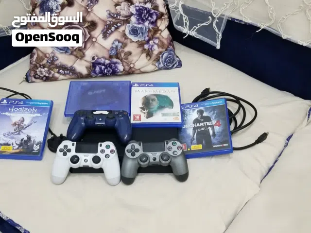 بلاي ستيشن 4 مستعمل مع 3يدات وكاله و4سيدهات مباراة و وصللته HD وكهرباء
