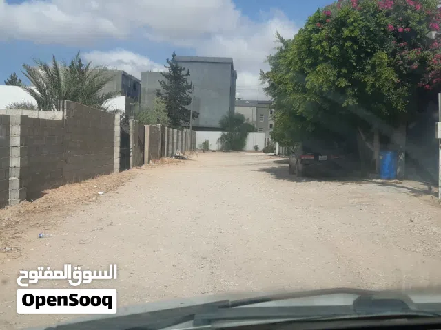 قطعة أرض بالباعيش مساحتها 807 متر مربع مسيجة وبها بئر وكهرباء قريبة في حي سكني رائع وشارع واسع