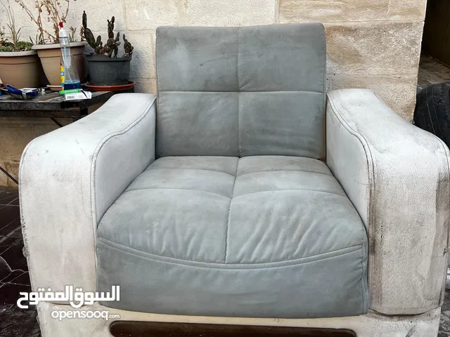 كنباي بحال ممتازه بحاجه لتنظيف فقط ومتفرقات للبيع