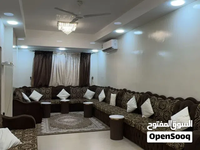 جالسة بحالة ممتازة جدا شبه جديدة  تكفي الي 19 شخص مع السجادة والطاولات والستارة مطلوب