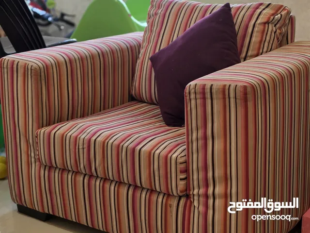 كنبة مفردة مع بفة بحالة ممتازة بسعر مغري جداً