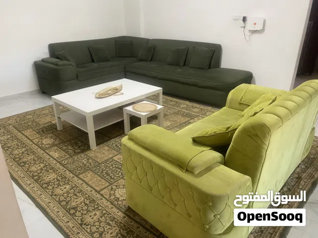طقم كورنر مع ثنائية الخشب والإسفنج  لايوجد كسر أو تمزيق وسجادة وطاولة وسط لون أبيض ايكيا للجادين فقط