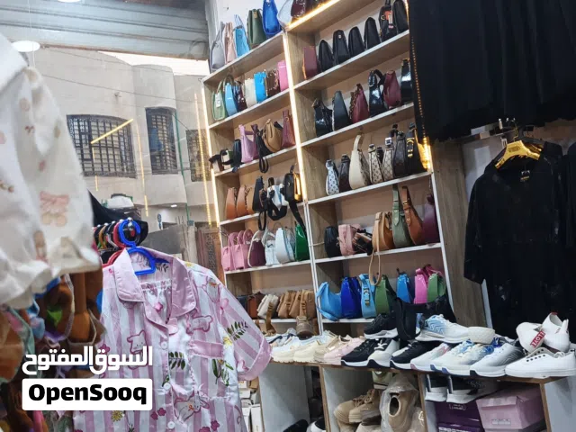 محل كامل مكمل للبيع احذيه وملابس وجنط وملابس داخليه وحجابات