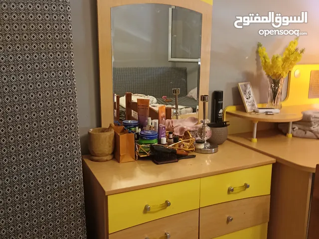 دولاب و شيفونيرا و سريرين للبيع