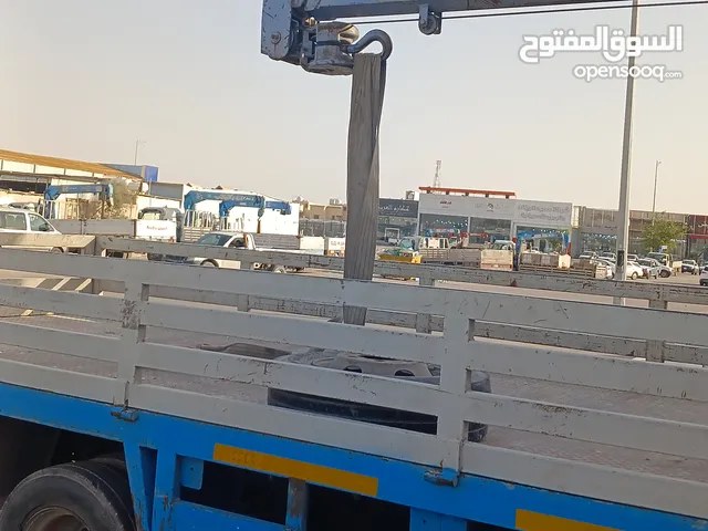 Tow Truck Isuzu 2012 in Al Riyadh